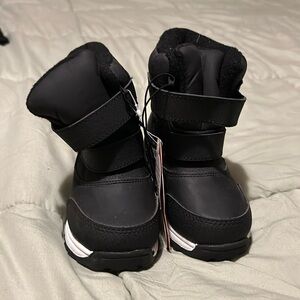 Brand new wonder nation size 8 boys snow boots